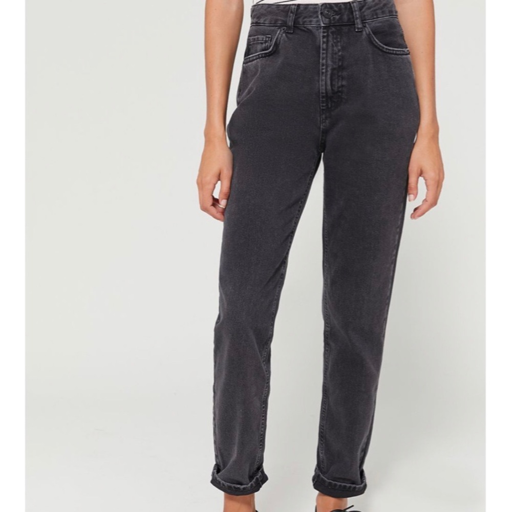 BDG High-Waisted Mom Jean – Washed Black Denim